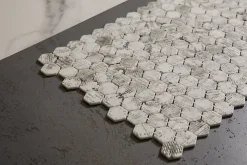 Ilcom Mosaïque|Mosaïque Pour Douche<Mosaïque de verre pressé antidérapant R11 sur maille pour salle de bain ou cuisine 52 cm x 34 cm - Hexa olden mat (0,166m²)