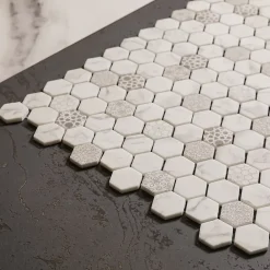 Ilcom Mosaïque de verre pressé antidérapant R11 sur maille pour salle de bain ou cuisine 52 cm x 34 cm - Hexa calacatta (0,166m²)- Mosaïque Pour Douche