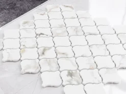 Ilcom Mosaïque en céramique sur maille pour salle de bain ou cuisine 28.2 cm x 30 cm - Marble Arabesque- Mosaïque Pour Douche