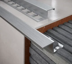 Diall Profilé Carrelage<Nez de marche extérieur droit aluminium brut argent lisse 35mmx250cm
