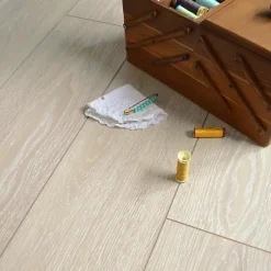 Décoweb Parquet flottant Stratifié - KronoSwiss Noblesse V4 - Chêne Strasbourg 5G - Paquet de 2,131 m²- Sol Stratifié