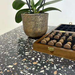 Restootab Plateau 90x90 decor terrazzo black chip chants laiton -- Panneau Bois, Osb, Mdf