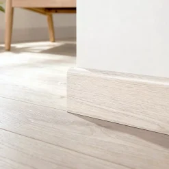 GoodHome Plinthe Bois|Plinthe Bois<Plinthe MDF , effet chêne blanchi , décor 355, H.8 cm x L.220 cm x ép.13 mm, résistant à l'eau (vendue à la pièce)