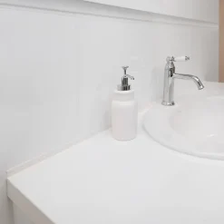 Quest Plinthe Souple Auto-Adhésive en PVC 18x18mm, 5m, Bande Élastique pour Finitions et Étanchéité des Jonctions, blanc- Plinthe Pour Sol En Vinyle Et Pvc