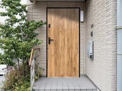 Vente-unique Porte d'entrée en acier pleine H207 x L100 cm effet chêne - épaisseur 55 mm - poussant droit - AGUEDA- Porte D'Entrée