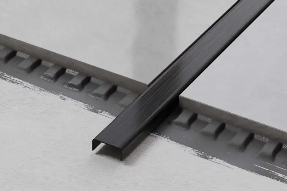 Ilcom Profilé Carrelage<Profilé décoratif C en acier inoxydable pour carrelage Noir satiné - 40 mm x 2440 mm x 0,65 ep.