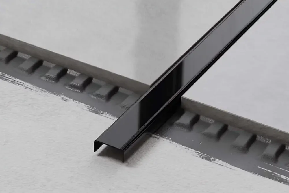 Ilcom Profilé décoratif C en acier inoxydable pour carrelage Noir poli - 40 mm x 2700 mm x 0,65 ep.- Profilé Carrelage