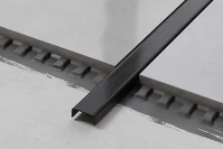 Ilcom Profilé Carrelage<Profilé décoratif C en acier inoxydable pour carrelage Noir satiné - 10 mm x 2440 mm x 0,65 ep.
