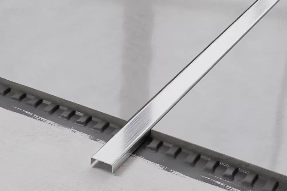 Ilcom Profilé décoratif C en acier inoxydable pour carrelage Argent satiné - 40 mm x 2440 mm x 0,65 ep.- Profilé Carrelage