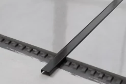 Ilcom Profilé Carrelage<Profilé décoratif C en acier inoxydable pour carrelage Noir satiné - 20 mm x 2440 mm x 0,65 ep.