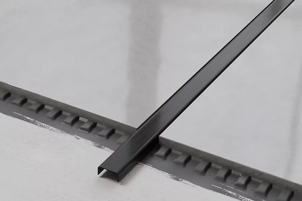 Ilcom Profilé Carrelage<Profilé décoratif C en acier inoxydable pour carrelage Noir satiné - 20 mm x 2440 mm x 0,65 ep.