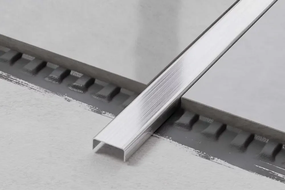 Ilcom Profilé décoratif C en acier inoxydable pour carrelage Argent satiné - 10 mm x 2440 mm x 0,65 ep.- Profilé Carrelage