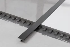 Ilcom Profil décoratif T en acier inoxydable pour couvrir jonction Noir satiné - 20mm X 10mm X 2700mm- Profilé Carrelage