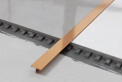 Ilcom Profilé Carrelage<Profil décoratif T en acier inoxydable pour couvrir jonction Cuivre satiné - 20mm X 10mm X 2440mm