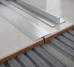 Diall Profilé de transition intérieur droit aluminium effet chromé poli L.2,5m x l.2,6cm x ep.11mm- Profilé Carrelage