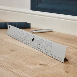 GoodHome Règle de tapissier 58.5 x 6.7cm- Outils Du Tapissier