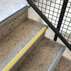 Floordirekt Seuil d'escalier Avec simple caoutchouc Power Grip Longueur: 134 cm Pré-percé Gris- Profilé De Rénovation De Marche