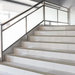 Floordirekt Seuil d'escalier Safety Forme F Aluminium anodisé Bronze foncé M 100 cm- Profilé De Rénovation De Marche
