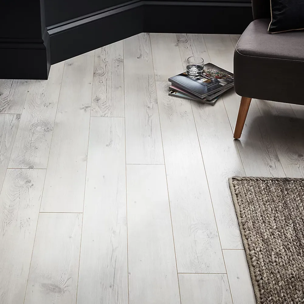 GoodHome Sol stratifié à clipser effet chêne blanchi AC4 L.138 x l.24.4 cm x 8 mm, Bilston- Sol Stratifié