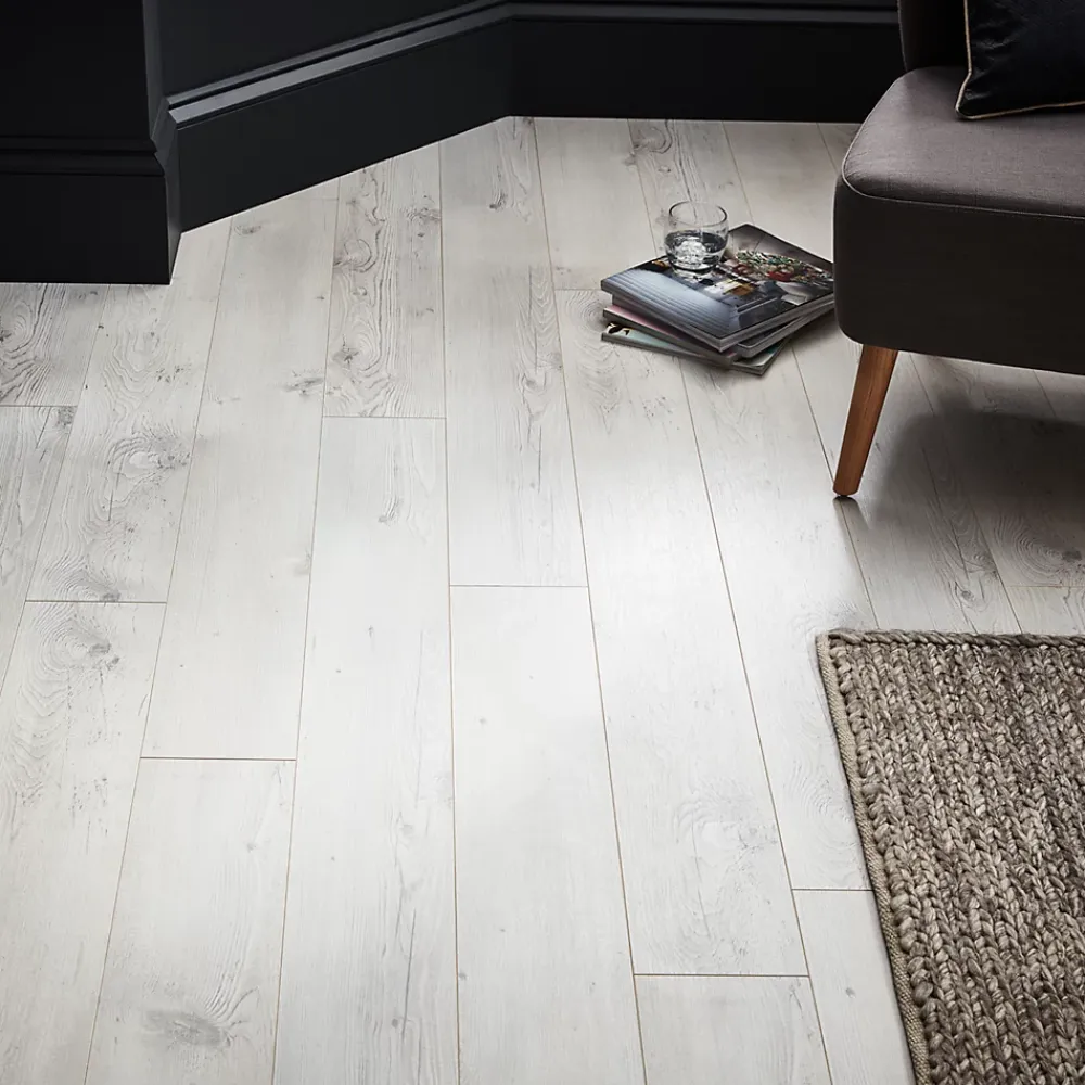 GoodHome Sol stratifié à clipser effet chêne blanchi AC4 L.138 x l.24.4 cm x 8 mm, Bilston- Sol Stratifié