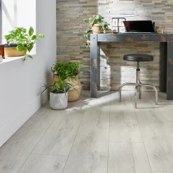 GoodHome Sol Stratifié<Sol stratifié à clipser Newlyn chêne polaire gris L.138 x l.24.4 cm x Ep.10 mm