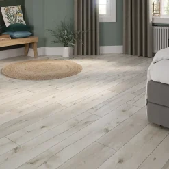 GoodHome Sol Stratifié<Sol stratifié clipsable Bexhill chêne blanc passage élévé AC4 ép.8 mm