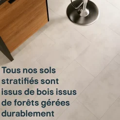 GoodHome Sol stratifié clipsable Konkrete aspect béton gris 8 mm compatible pièces humides- Sol Stratifié