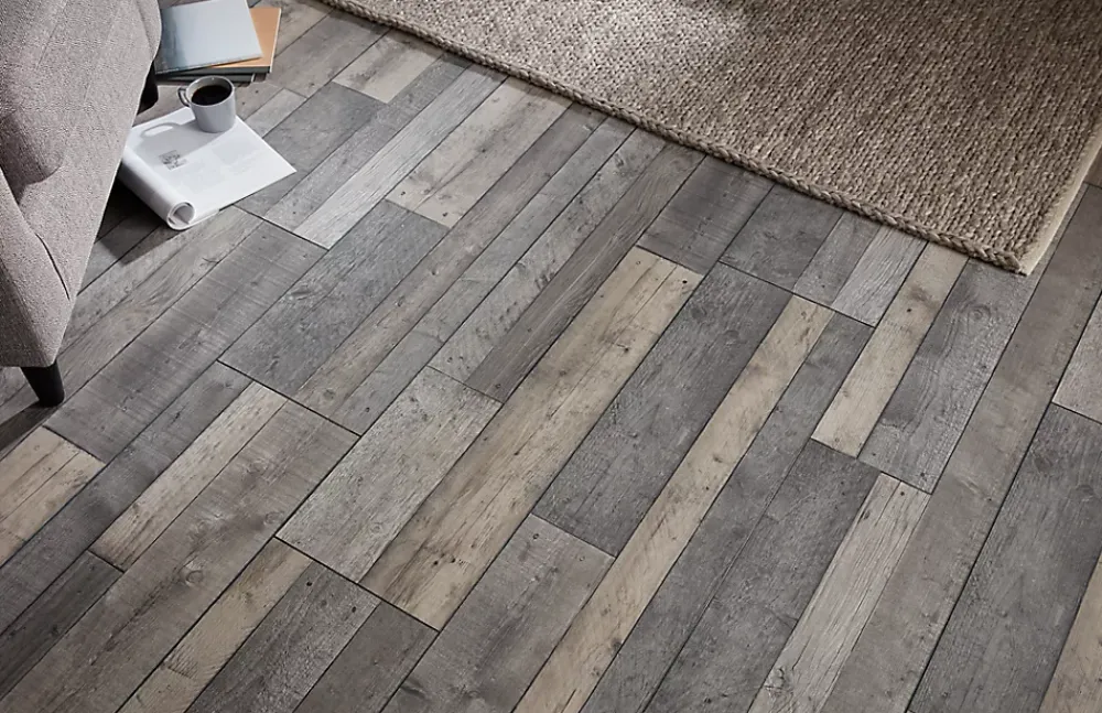 Colours Sol Stratifié<Sol stratifié Dunwich décor chêne gris L. 128,6 x l. 28,2 cm x Ep. 8 mm GoodHome
