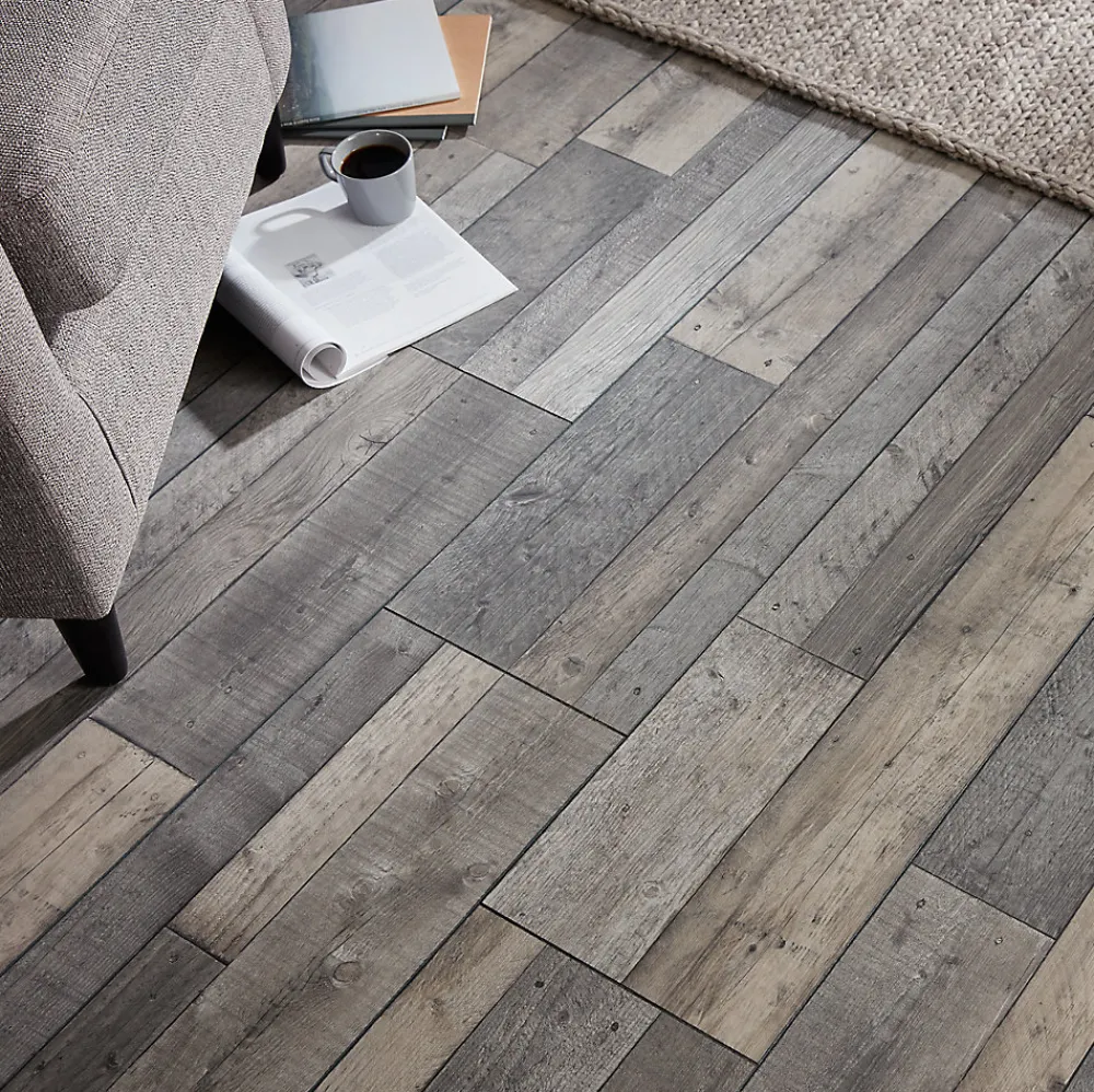 Colours Sol Stratifié<Sol stratifié Dunwich décor chêne gris L. 128,6 x l. 28,2 cm x Ep. 8 mm GoodHome