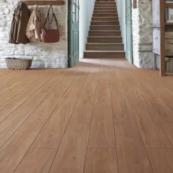 Homflor Sol stratifié Hicory carya , passage extrême AC6, effet bois Hickory brun, L.128,6 cm x l.21,4 cm x ép.10 mm, résistant à l'eau- Sol Stratifié