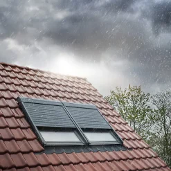 Velux Volet Roulant De Fenêtre De Toit|Volet Roulant De Fenêtre De Toit<Volet roulant rigide pour fenêtre de toit, gris anthracite, à énergie solaire, l.134 x H.140 cm, SSL UK08 0000S