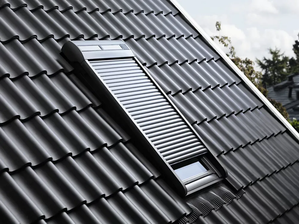 Velux Volet roulant rigide pour fenêtre de toit, gris anthracite, à énergie solaire, l.114 x H.140 cm, SSL SK08 0000S- Volet Roulant De Fenêtre De Toit|Volet Roulant De Fenêtre De Toit