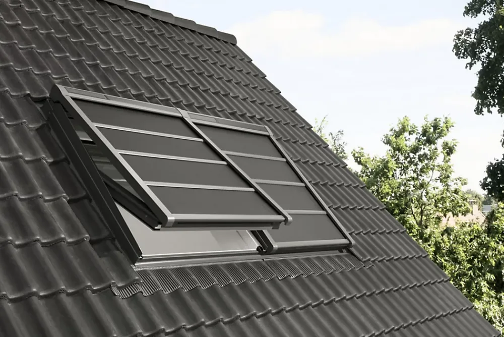 Velux Volet roulant souple pour fenêtre de toit, gris anthracite, à énergie solaire, l.78 x H.140 cm, SSS MK08 0000S- Volet Roulant De Fenêtre De Toit|Volet Roulant De Fenêtre De Toit