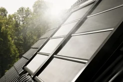 Velux Volet roulant souple pour fenêtre de toit, gris anthracite, à énergie solaire, l.78 x H.140 cm, SSS MK08 0000S- Volet Roulant De Fenêtre De Toit|Volet Roulant De Fenêtre De Toit